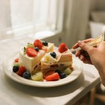 YOUBET 50Pcs Gold Glitter Plastic Spoons - Heavy Duty Plastic Spoons - Heavyweight Gold Glitter Disposable Silverware for Party & Dinners & Wedding